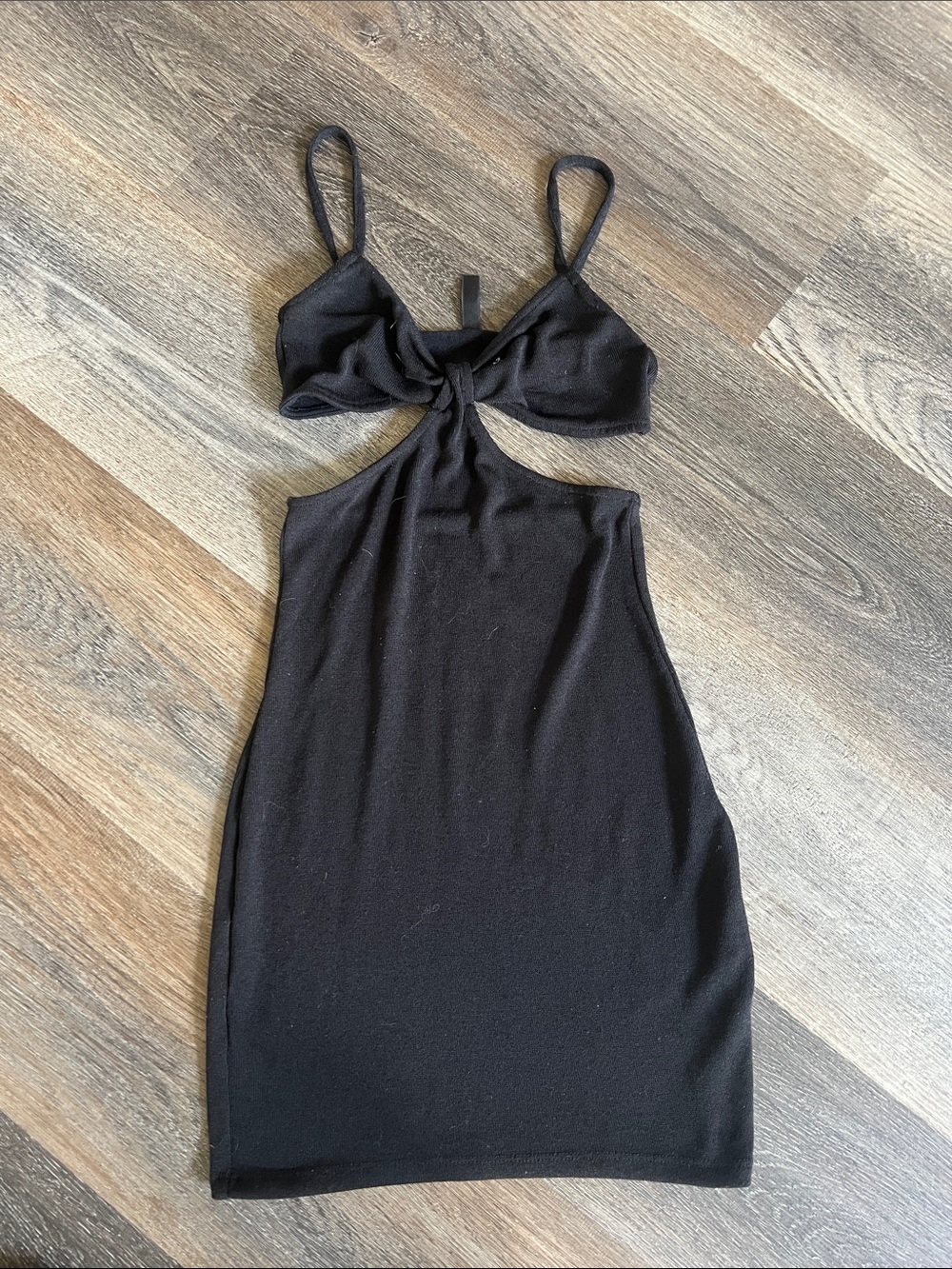 (9) Divided cut out dress